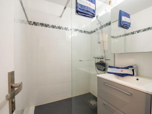 une salle de bain avec douche et lavabo dans l'établissement Apartment Jardin de la Fontaine-3 by Interhome, à Cavalaire-sur-Mer