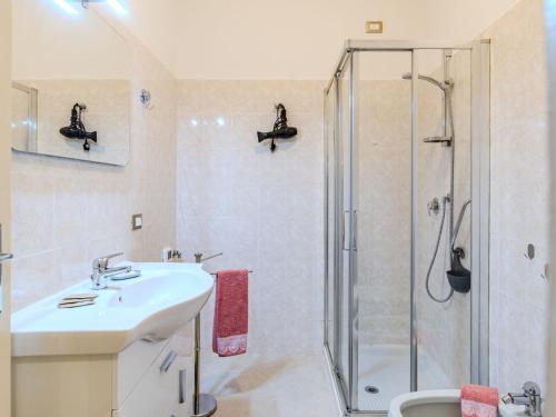 Ένα μπάνιο στο Apartment Dani by Interhome