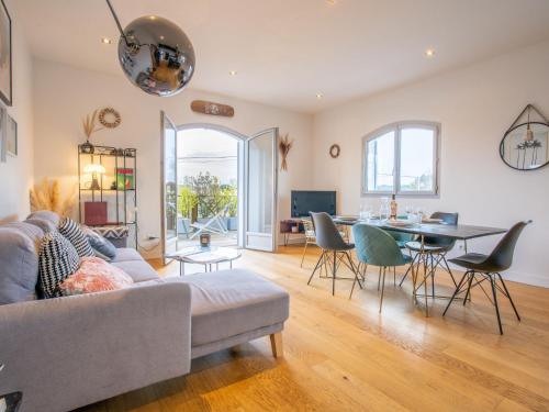 un salon avec un canapé et une table dans l'établissement Apartment Dade-3 by Interhome, à La Teste-de-Buch