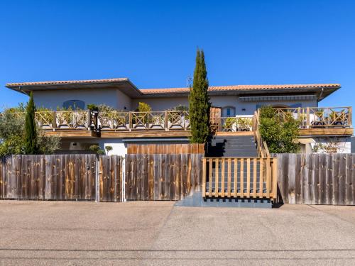 une maison avec une clôture en bois et un portail dans l'établissement Apartment Dade-3 by Interhome, à La Teste-de-Buch