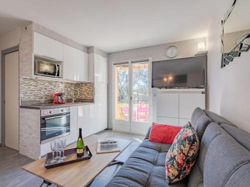 un salon avec un canapé et une table dans l'établissement Apartment La Nuit de Mai-6 by Interhome, à Saint-Aygulf