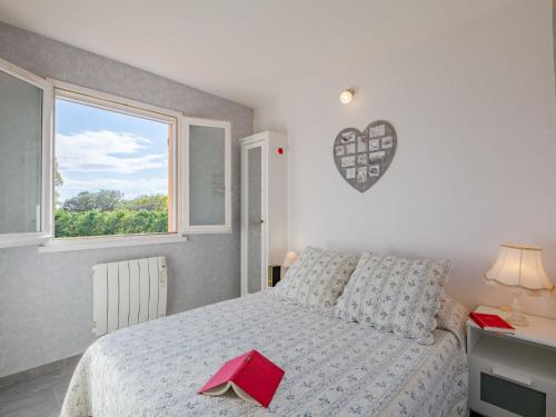 une chambre avec un lit avec un cœur sur le mur dans l'établissement Apartment La Nuit de Mai-6 by Interhome, à Saint-Aygulf