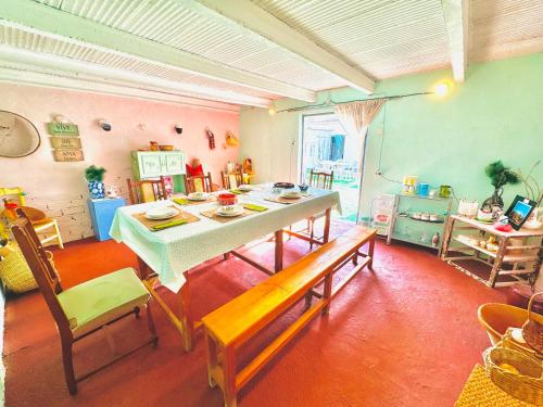 ein Esszimmer mit einem Tisch und Bänken in einem Zimmer in der Unterkunft Casa Rural al Sol De Las Ruinas in Belchite