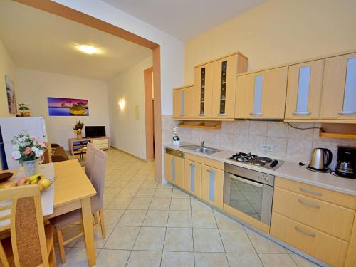 Η κουζίνα ή μικρή κουζίνα στο Holiday Home Meri by Interhome