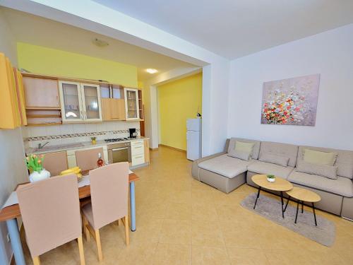 Η κουζίνα ή μικρή κουζίνα στο Holiday Home Meri by Interhome