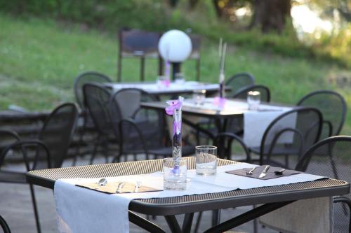a group of tables with white tablecloths and glasses at Tenuta Terre di Bosco Oasi di Relax nel Cilento in San Giovanni a Piro