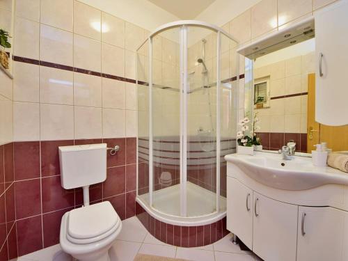 Ένα μπάνιο στο Holiday Home Meri by Interhome