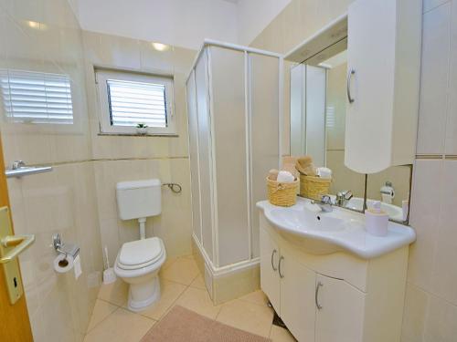 Ένα μπάνιο στο Holiday Home Meri by Interhome