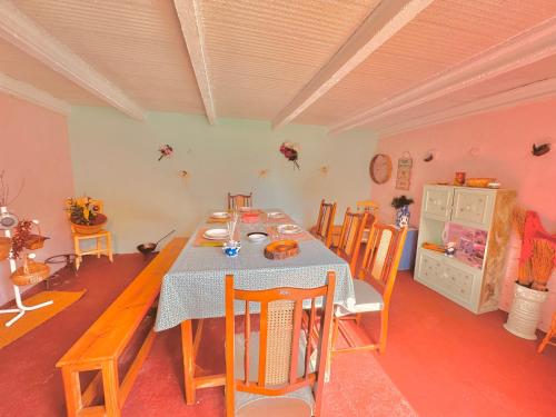 Casa Rural al Sol De Las Ruinas في بيلتشيتي: غرفة طعام مع طاولة وكراسي