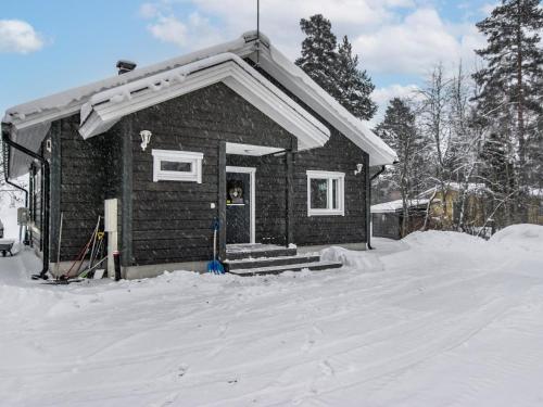 ヴァークシにあるHoliday Home Villa lagerlöf by Interhomeの雪の小屋