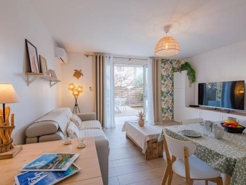 un salon avec une table et un canapé dans l'établissement Apartment Le Saint Jean by Interhome, à Fréjus