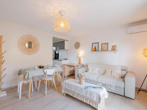 un salon avec un canapé et une table dans l'établissement Apartment Le Saint Jean by Interhome, à Fréjus