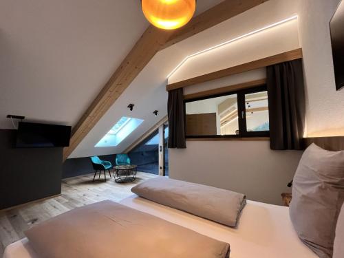 een slaapkamer met een bed in een kamer met een raam bij Apartment Appart kleiner Kessel by Interhome in Kleinsölk