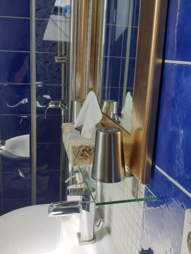 uma casa de banho com um lavatório, um espelho e uma escova de dentes. em Rosindell cottage em Halle Westfalen