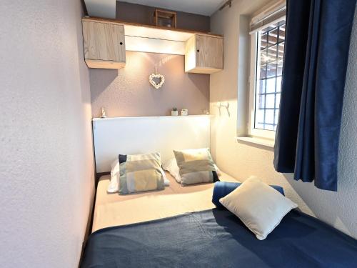 une petite pièce avec un lit et une fenêtre dans l'établissement Studio Le Belvédère - R8 327 by Interhome, à Agay