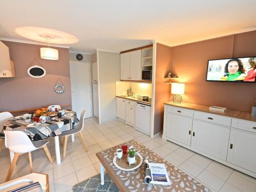 Il dispose d'une cuisine et d'un salon avec une table et une télévision. dans l'établissement Studio Le Belvédère - R8 327 by Interhome, à Agay