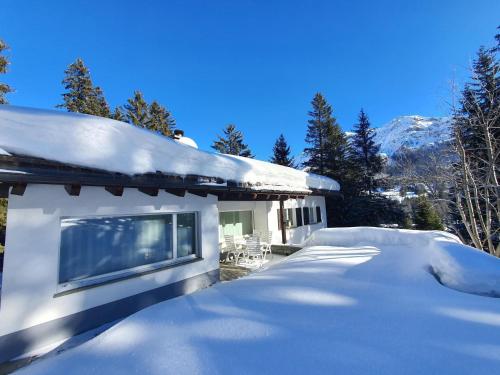 ein Haus mit Schnee an der Seite in der Unterkunft Apartment Ferienhaus Tina by Interhome in Lenzerheide