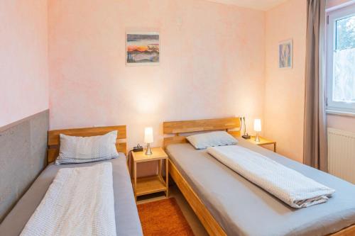2 camas individuales en una habitación con ventana en Ruhe auf dem Land 2 - Anni, en Aulendorf