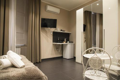 Cette chambre comprend un lit, une table et des chaises. dans l'établissement Residence Black & White, à Naples
