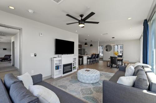 TV a/nebo společenská místnost v ubytování 175 LEX - Walkable Downtown Lexington & Rupp Arena - Full Condos