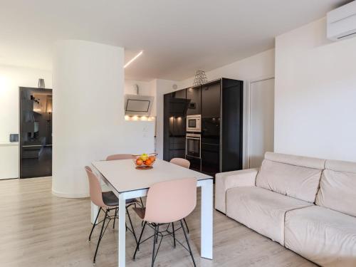 - un salon avec une table blanche et un canapé dans l'établissement Apartment Garden Apartment by Interhome, à Riva del Garda
