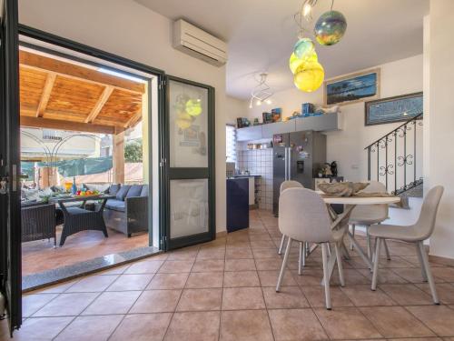 uma cozinha e sala de jantar com mesa e cadeiras em Apartment Mahalo by Interhome em Codaruina