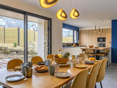 Il comprend une cuisine et une salle à manger avec une table et des chaises en bois. dans l'établissement Holiday Home Villa du Golf by Interhome, à Baden