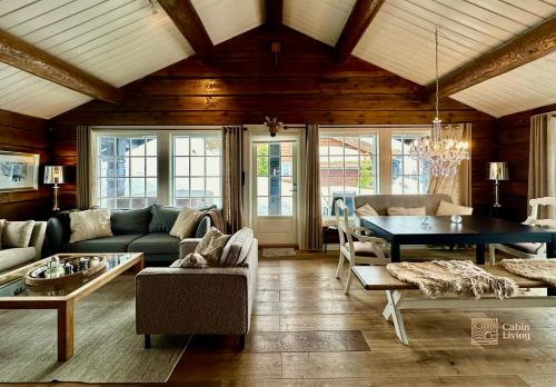 uma sala de estar com um sofá e uma mesa em Fantastic cabin on Hafjell ski inout em Hafjell