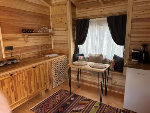 eine Küche mit einem Waschbecken und einem Tisch in einer Hütte in der Unterkunft Flow Urla in Izmir