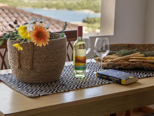 ゴルフォ・アランチにあるApartment CSA - 15- Baia de Bahas by Interhomeのワインのボトルとグラスが置かれたテーブル
