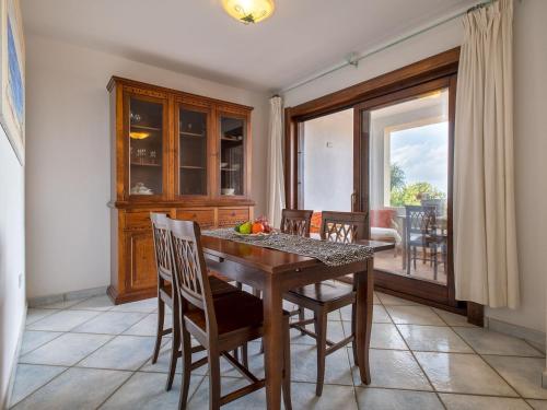 ゴルフォ・アランチにあるApartment CSA - 15- Baia de Bahas by Interhomeの木製のテーブルと椅子のあるダイニングルーム