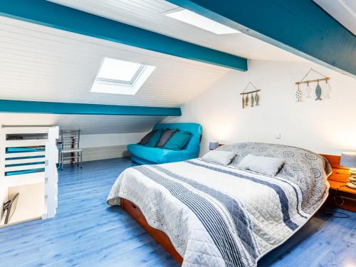 une chambre avec un lit et une chaise bleue dans l'établissement Apartment Moulin de la Brunette-4 by Interhome, à Vaux-sur-Mer