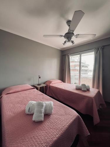 um quarto com duas camas com toalhas em Moderno departamento en Nueva Córdoba em Córdoba