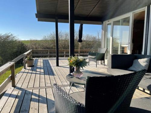 een terras met stoelen en een tafel bij Holiday Home Rothger - 200m from the sea in SE Jutland by Interhome in Sønderby