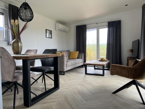 Televisyen dan/atau pusat hiburan di Holiday Home Dijkzicht by Interhome