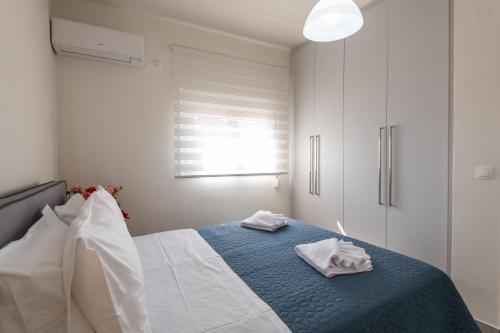 Ένα ή περισσότερα κρεβάτια σε δωμάτιο στο Karlovasi Comfy Retreat