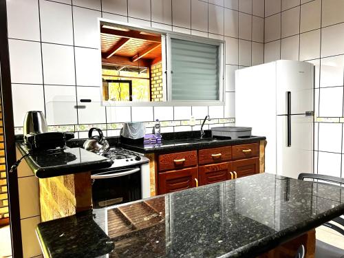 賓海洛的住宿－Pousada Residência Nativa，厨房配有水槽和冰箱