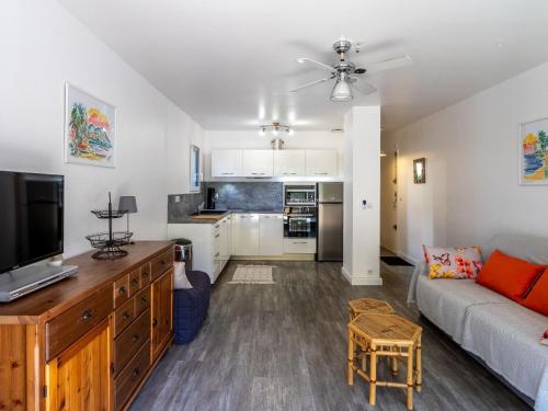 un salon avec un canapé et une télévision à écran plat dans l'établissement Apartment Parcs du Lavandou-9 by Interhome, au Lavandou