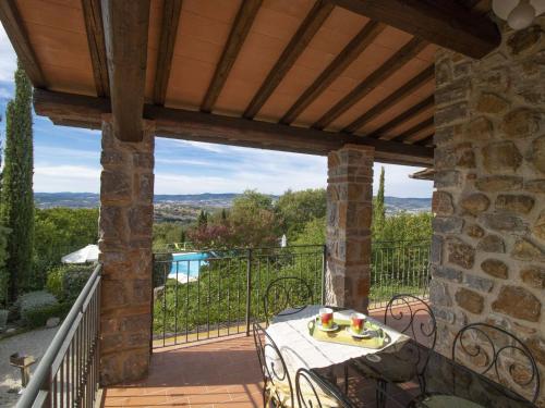 patio con mesa y sillas en el balcón en Villa La Gattaiola by Interhome, en Montemerano