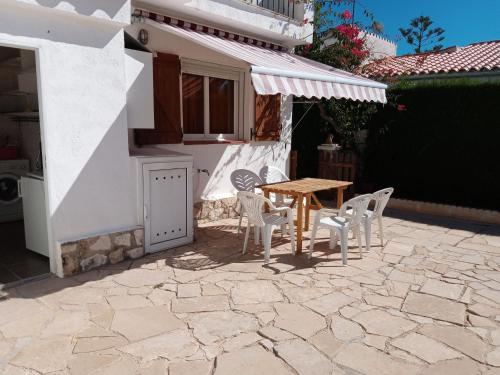 un patio con mesa y sillas frente a una casa en Villa Solete by Interhome, en L'Ametlla de Mar