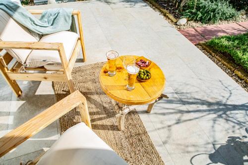 a table with two glasses on top of a patio at B&B Les Chambres Rooms & Suite in Santa Teresa Gallura