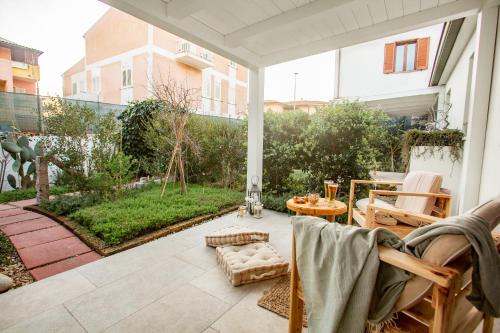 a patio with chairs and a table on a patio at B&B Les Chambres Rooms & Suite in Santa Teresa Gallura