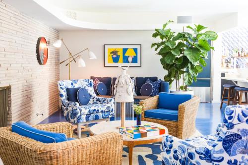 a living room with blue and white furniture at Holiday House Palm Springs in Palm Springs