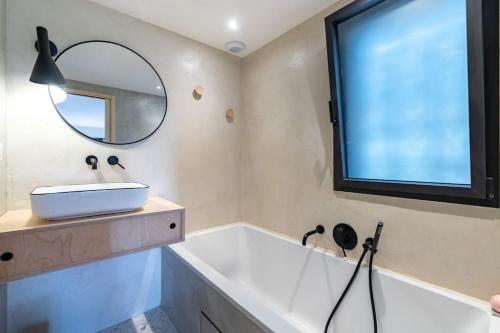 une salle de bain avec un lavabo et un miroir dans l'établissement Coup de cœur, bord de mer - jusqu'à 12 voyageurs !, à Sarzeau