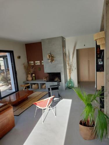 un salon avec une chaise et une table dans l'établissement Coup de cœur, bord de mer - jusqu'à 12 voyageurs !, à Sarzeau