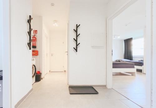 un corridoio con porta che conduce a una camera da letto di Home4Now DOR01 Komfortable Monteursunterkunft in Dormagen a Dormagen
