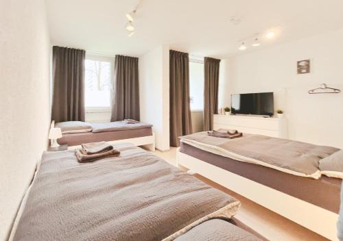 Postel nebo postele na pokoji v ubytování Home4Now DOR01 Monteursunterkunft in Dormagen I 3 Schlafzimmer für 6 Personen I Küche I SmartTV I WiFi