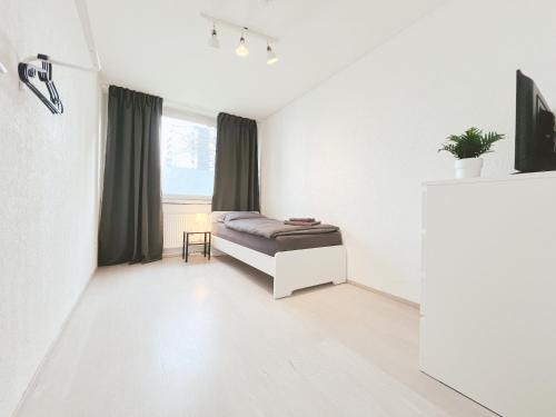 Camera bianca con letto e finestra di Home4Now DOR01 Komfortable Monteursunterkunft in Dormagen a Dormagen