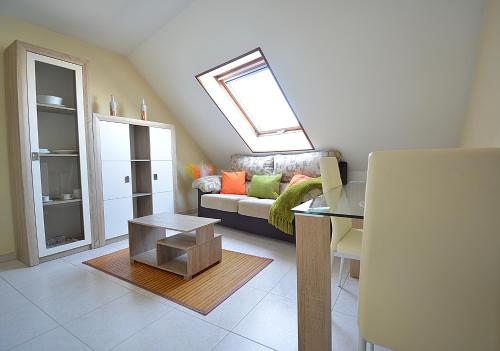 uma sala de estar com um sofá e uma janela em Apartamento con terraza frente al mar en O Grove em O Grove