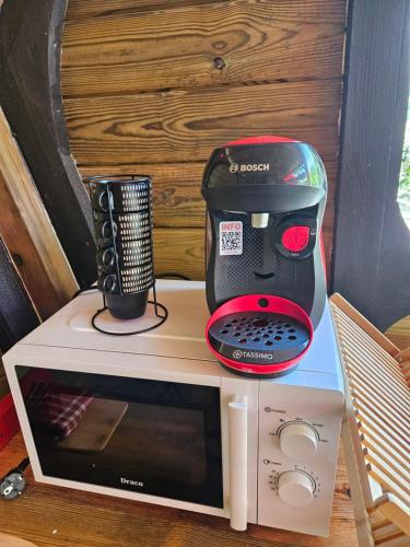 einem roten und schwarzen Mixer auf einer Mikrowelle in der Unterkunft Bungalow Ti Koko in Le Gosier
